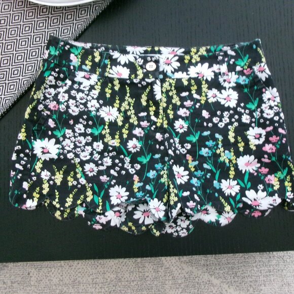 Crown & Ivy SHELBY Scalloped Hem Floral Print Shorts 6 Black White Pink Green - Picture 1 of 7